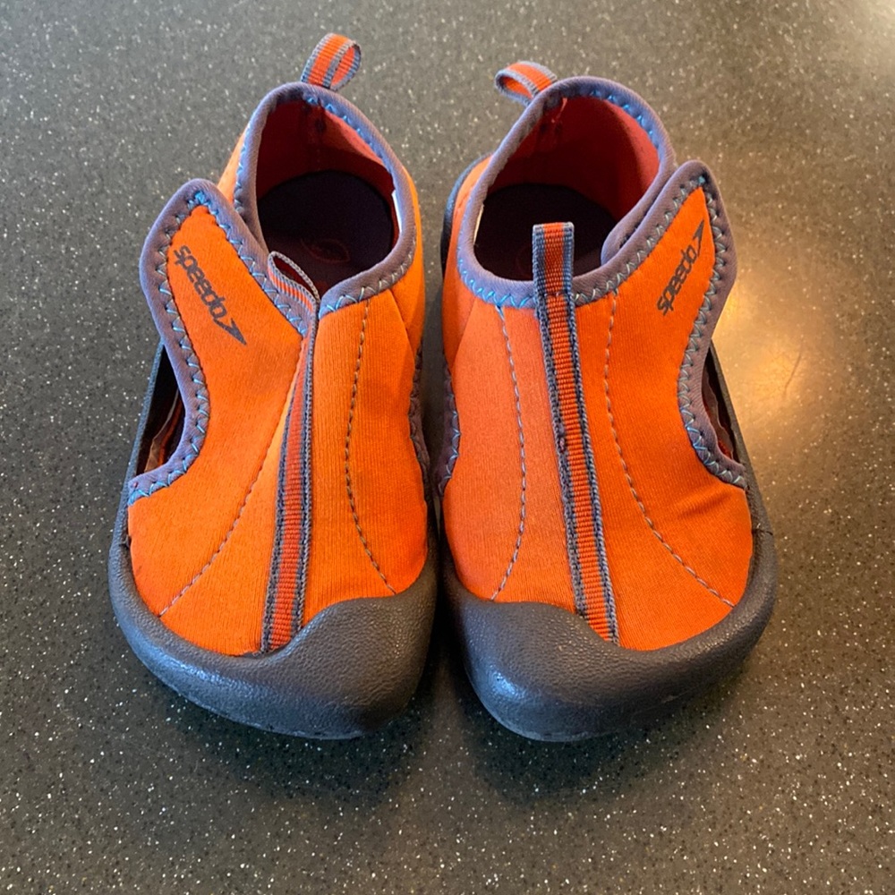Speedo water shoes kids size 9/10
